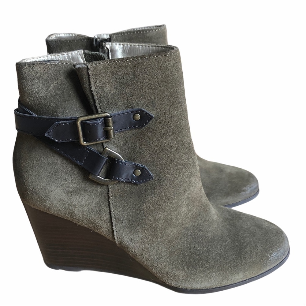 Tahari Sharon Olive Green suede Wedge Booties with brown straps size 6